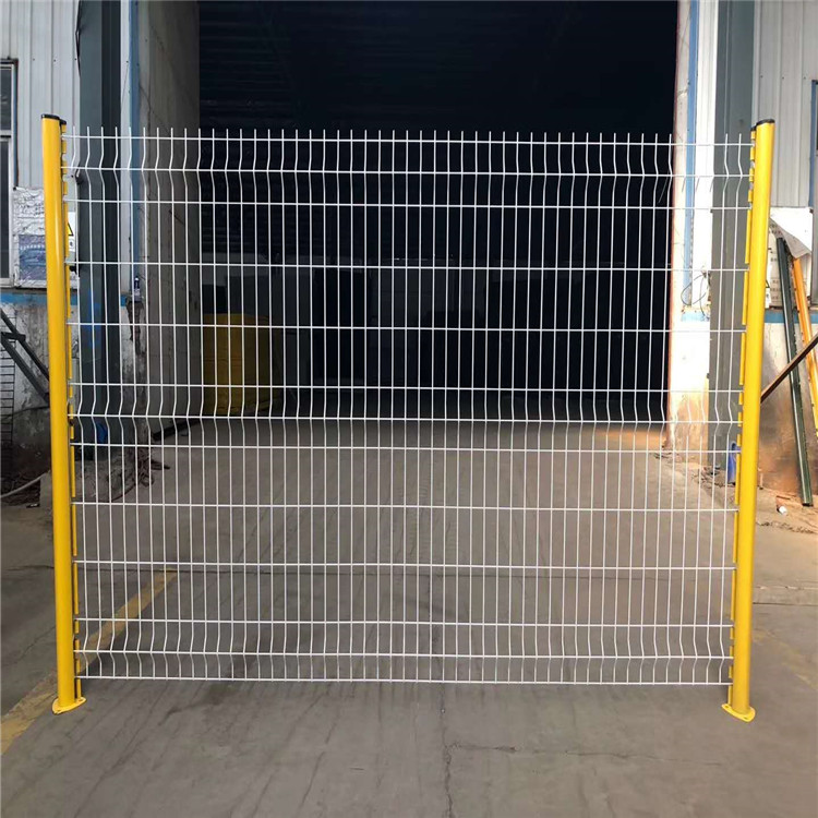 浸塑三角折彎護欄網圖片2